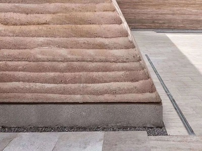 某主題(ti)公園(yuan)建(jian)築用卓能達土(tu)壤固化(hua)劑做(zuo)夯(hang)土(tu)牆